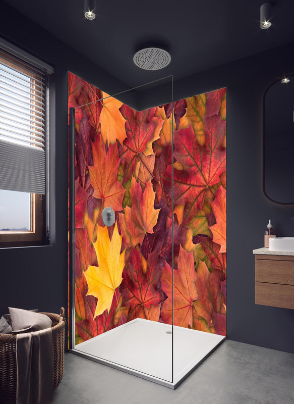 Duschrückwand - Bunte Herbst Ahornbaum Blätter in dunklem Badezimmer mit Regenduschkopf