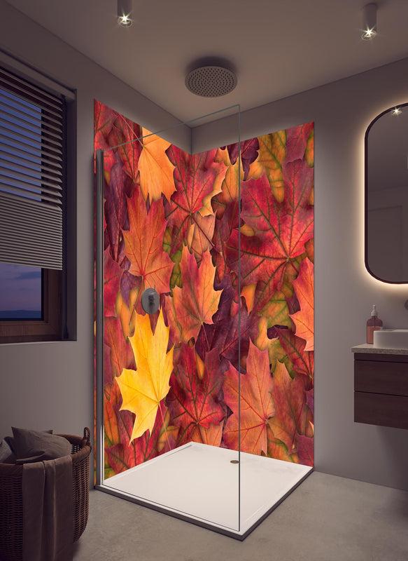 Duschrückwand - Bunte Herbst Ahornbaum Blätter in cremefarbenem Badezimmer mit Regenduschkopf
