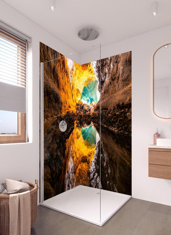 Duschrückwand - Bunte Lavaröhre in Spanien in hellem Badezimmer mit Regenduschkopf  - zweiteilige Eck-Duschrückwand