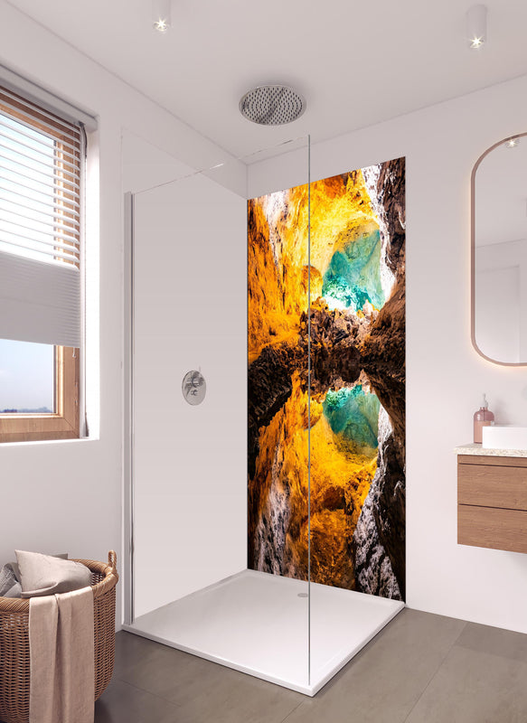 Duschrückwand - Bunte Lavaröhre in Spanien in hellem Badezimmer mit Regenduschkopf - einteilige Duschrückwand