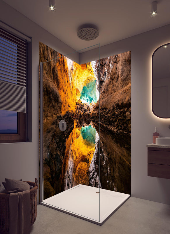 Duschrückwand - Bunte Lavaröhre in Spanien in cremefarbenem Badezimmer mit Regenduschkopf