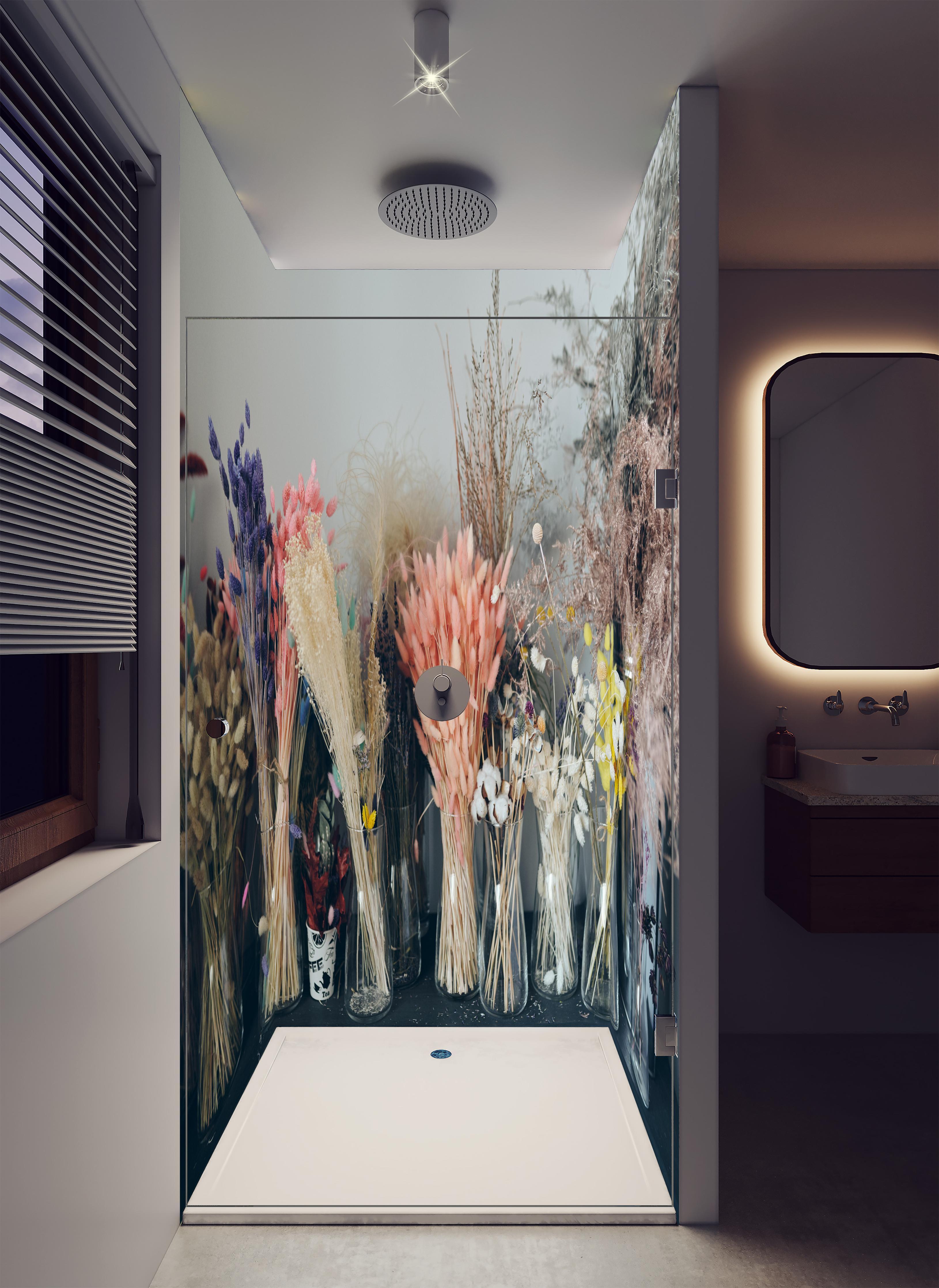 Duschrückwand - Bunte Trockenblumen im Regal in luxuriöser Dusche mit Regenduschkopf