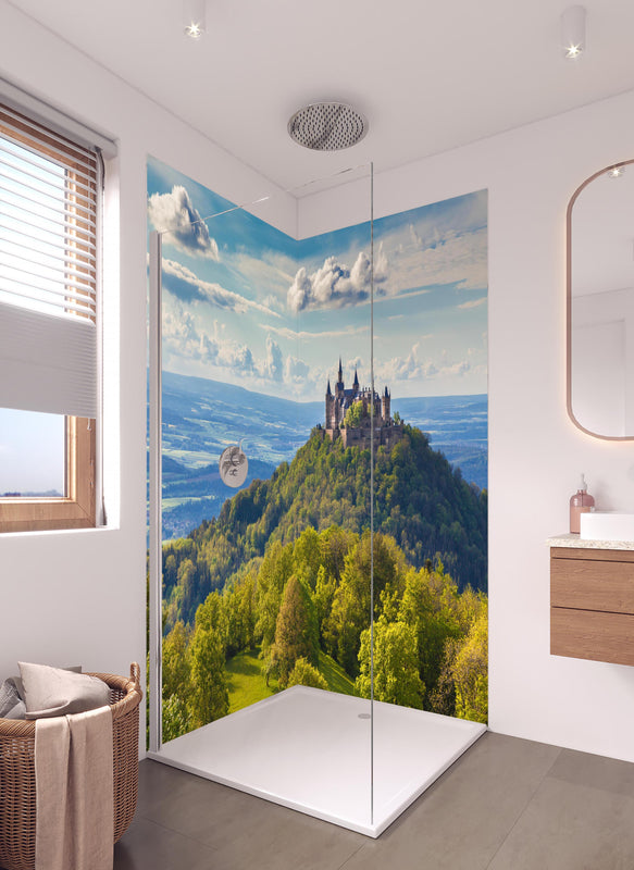 Duschrückwand - Burg Hohenzollern mit gelblichen Wald in hellem Badezimmer mit Regenduschkopf  - zweiteilige Eck-Duschrückwand