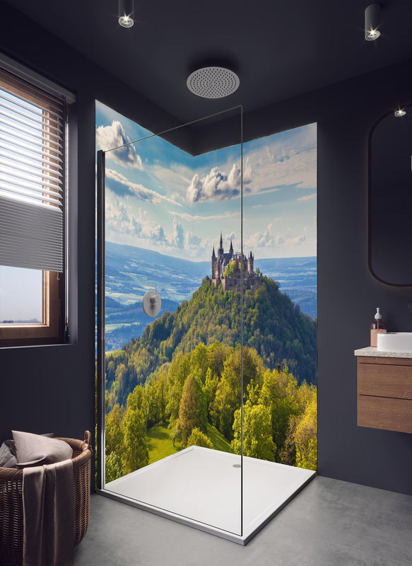 Duschrückwand - Burg Hohenzollern mit gelblichen Wald in dunklem Badezimmer mit Regenduschkopf