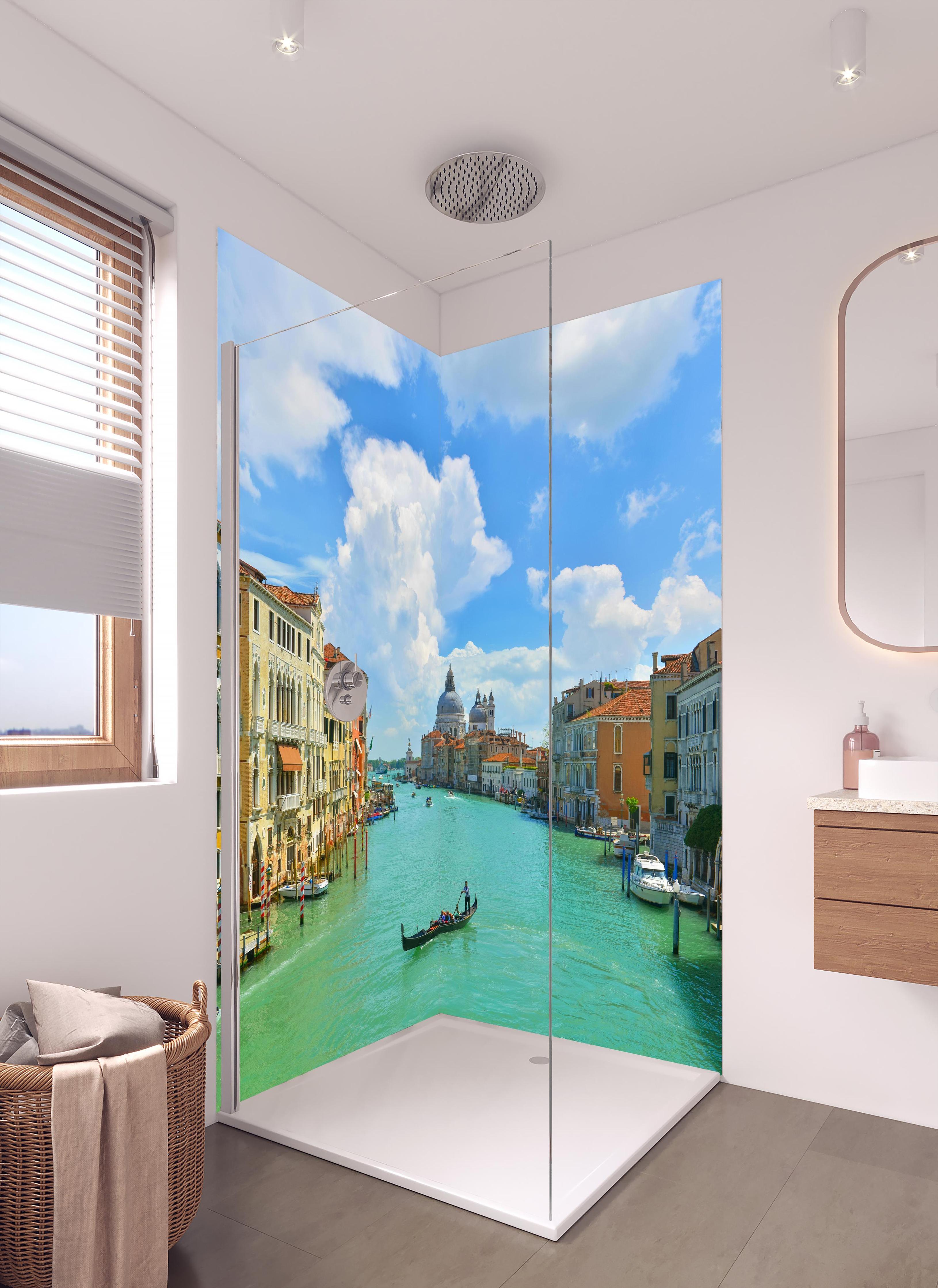 Duschrückwand - Canal Grande in Venedig bei Tag in hellem Badezimmer mit Regenduschkopf  - zweiteilige Eck-Duschrückwand