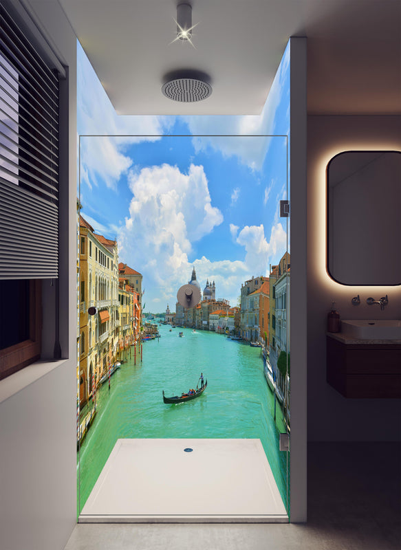 Duschrückwand - Canal Grande in Venedig bei Tag in luxuriöser Dusche mit Regenduschkopf