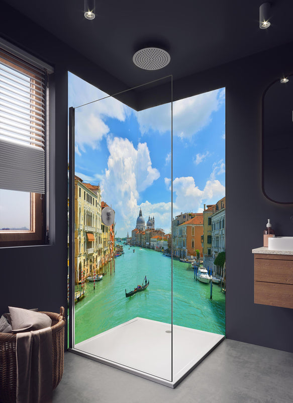 Duschrückwand - Canal Grande in Venedig bei Tag in dunklem Badezimmer mit Regenduschkopf