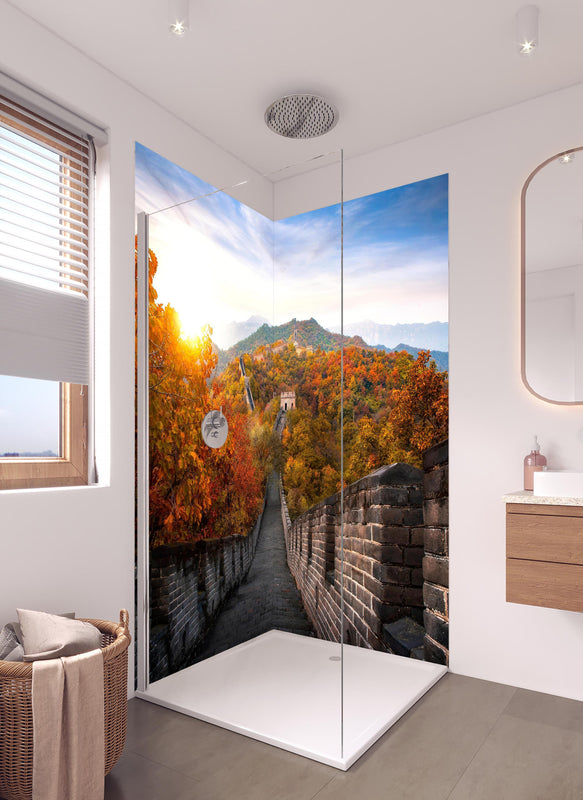 Duschrückwand - Chinesische Mauer im Herbst in hellem Badezimmer mit Regenduschkopf  - zweiteilige Eck-Duschrückwand