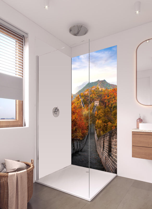 Duschrückwand - Chinesische Mauer im Herbst in hellem Badezimmer mit Regenduschkopf - einteilige Duschrückwand