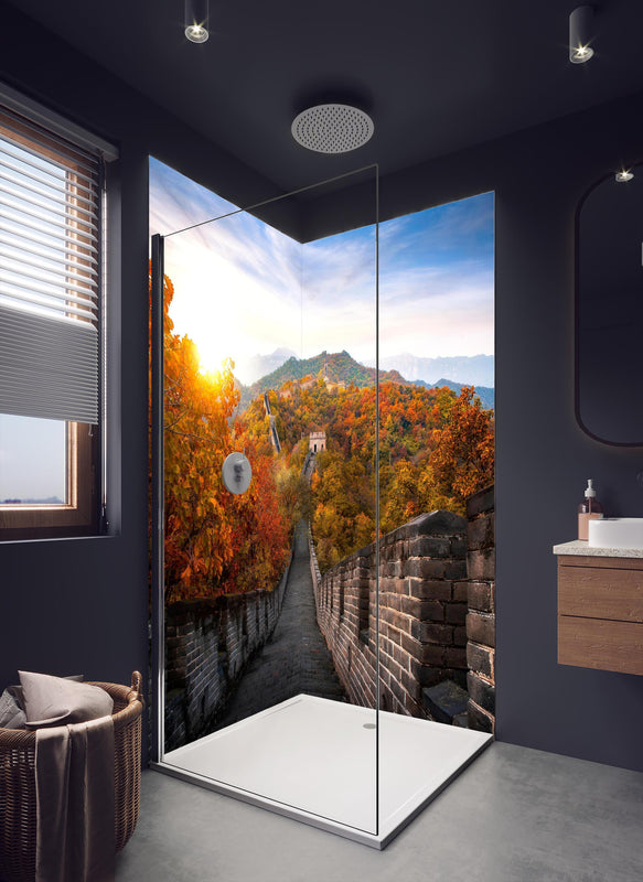 Duschrückwand - Chinesische Mauer im Herbst in dunklem Badezimmer mit Regenduschkopf