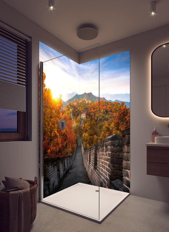 Duschrückwand - Chinesische Mauer im Herbst in cremefarbenem Badezimmer mit Regenduschkopf