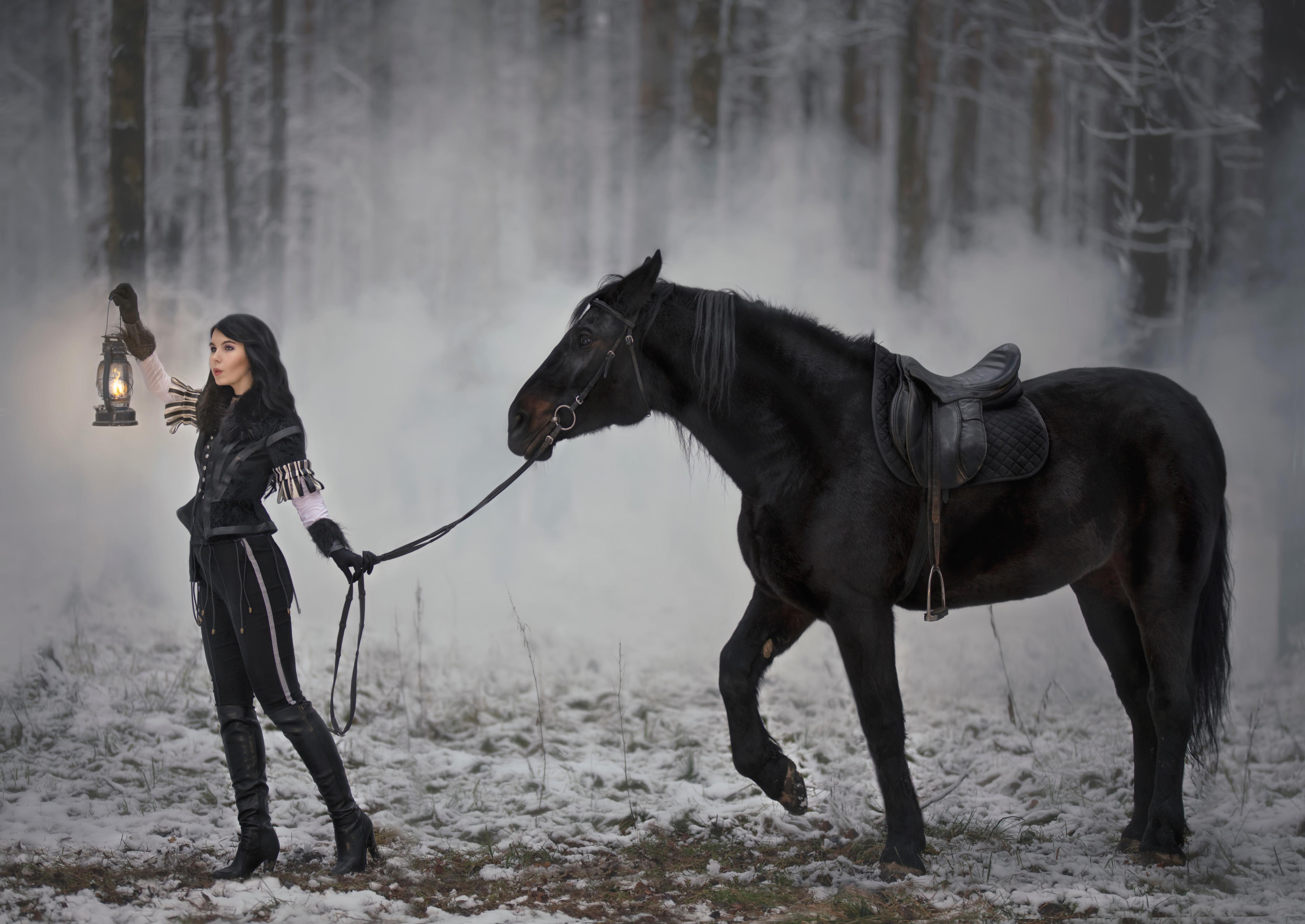 Duschrückwand-Cosplay-Zauberin The Witcher mit Pferd