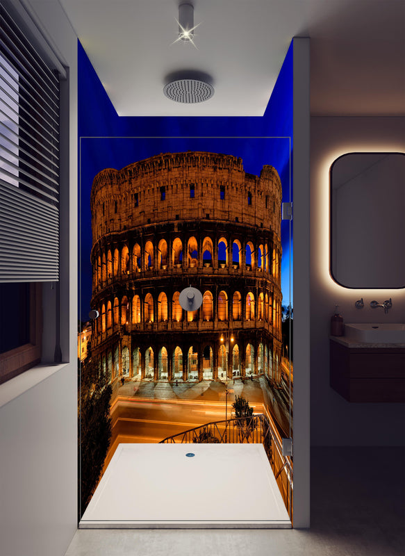 Duschrückwand - Das Kolosseum bei Nacht in Rom in luxuriöser Dusche mit Regenduschkopf
