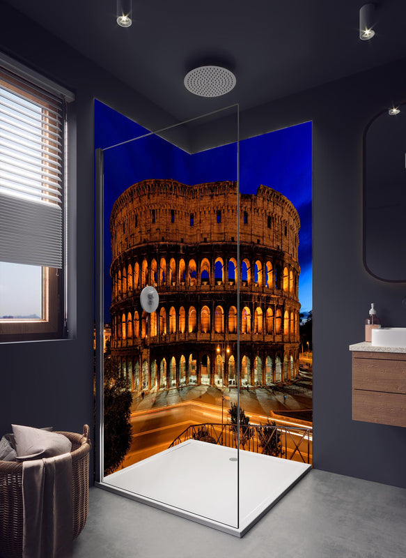 Duschrückwand - Das Kolosseum bei Nacht in Rom in dunklem Badezimmer mit Regenduschkopf