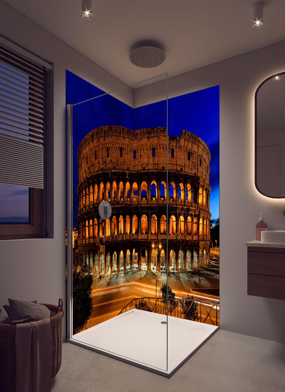 Duschrückwand - Das Kolosseum bei Nacht in Rom in cremefarbenem Badezimmer mit Regenduschkopf