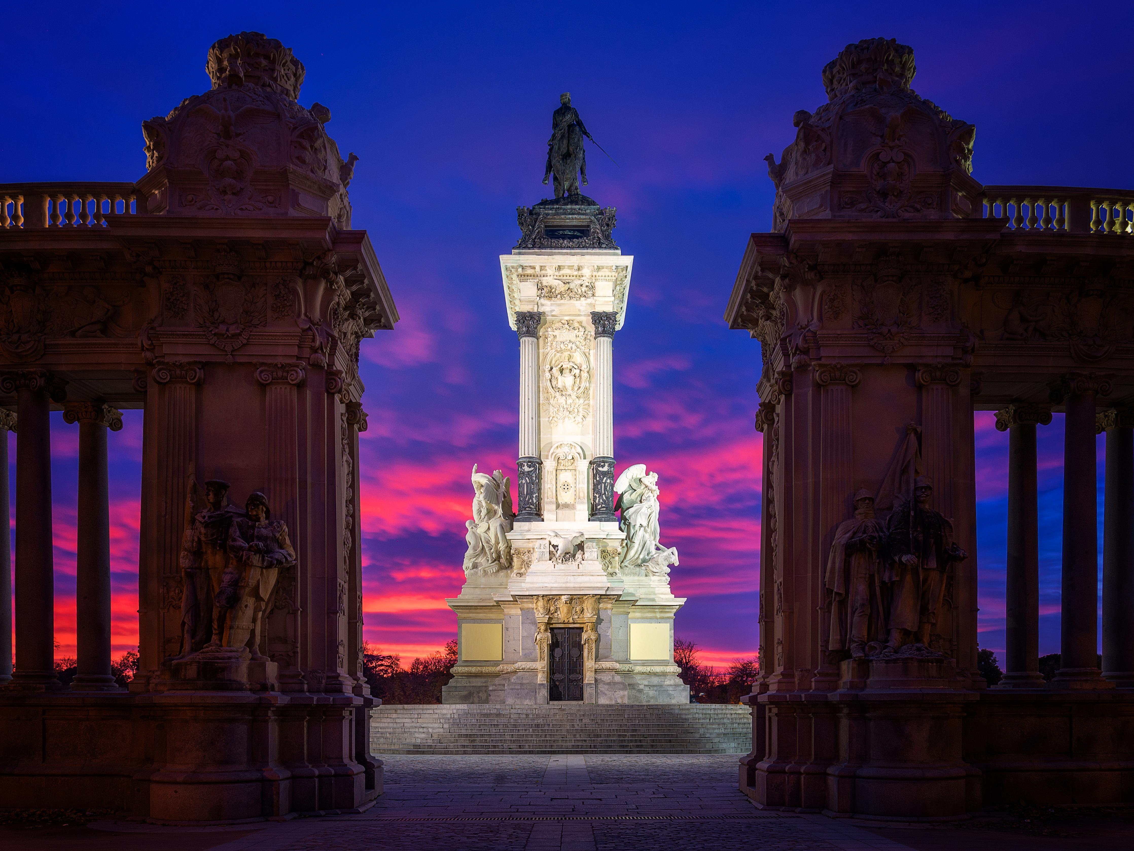 Duschrückwand-Denkmal für Alfonso XII bei rötlichem Himmel