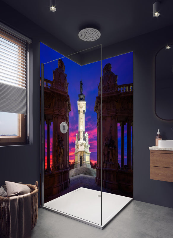 Duschrückwand - Denkmal für Alfonso XII bei rötlichem Himmel in dunklem Badezimmer mit Regenduschkopf