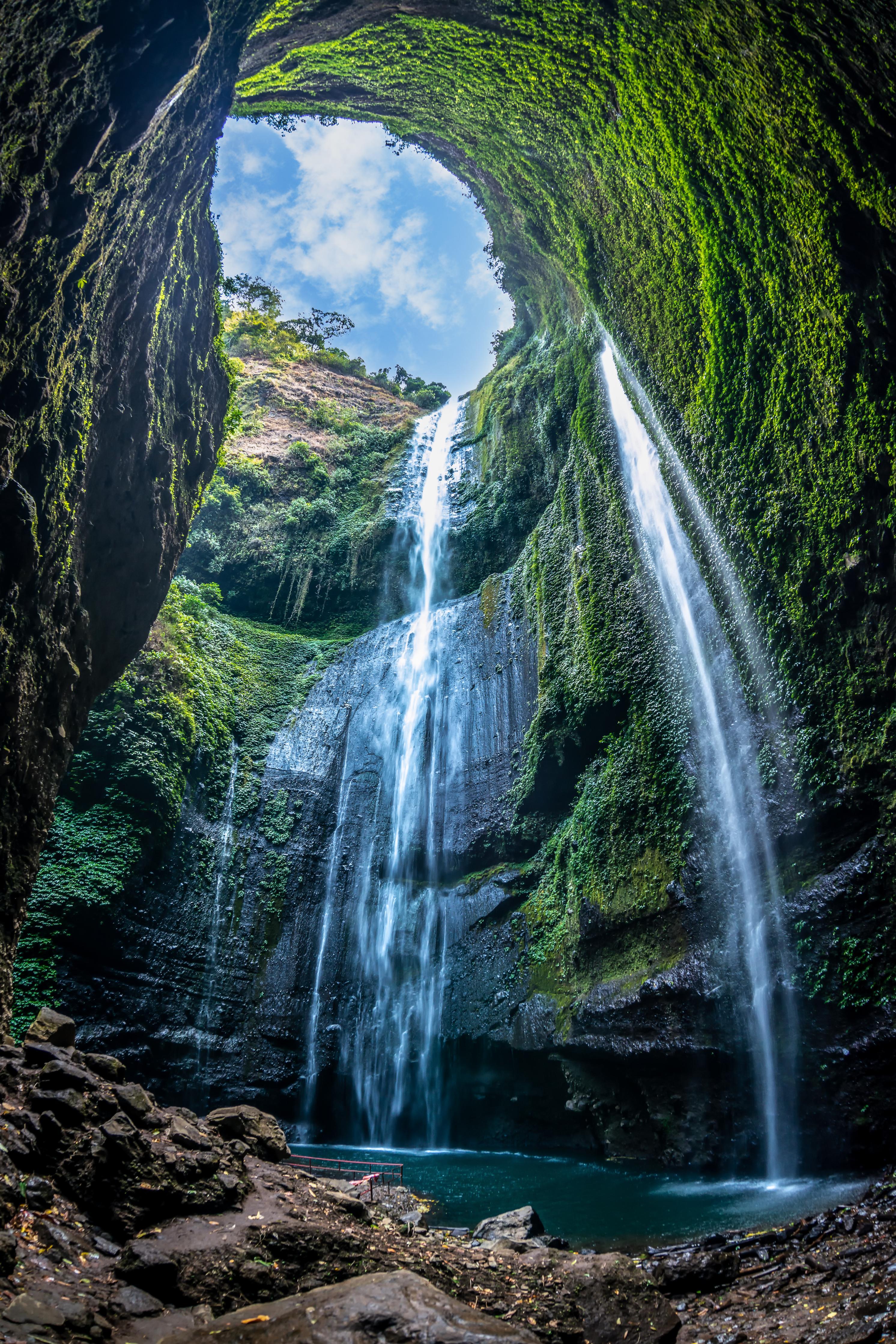 Duschrückwand-Der Madakaripura-Wasserfall in Indonesien