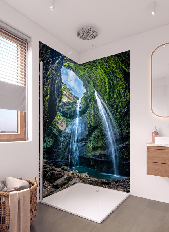 Duschrückwand - Der Madakaripura-Wasserfall in Indonesien in hellem Badezimmer mit Regenduschkopf  - zweiteilige Eck-Duschrückwand