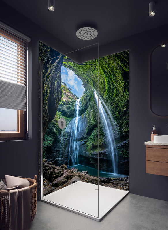 Duschrückwand - Der Madakaripura-Wasserfall in Indonesien in dunklem Badezimmer mit Regenduschkopf