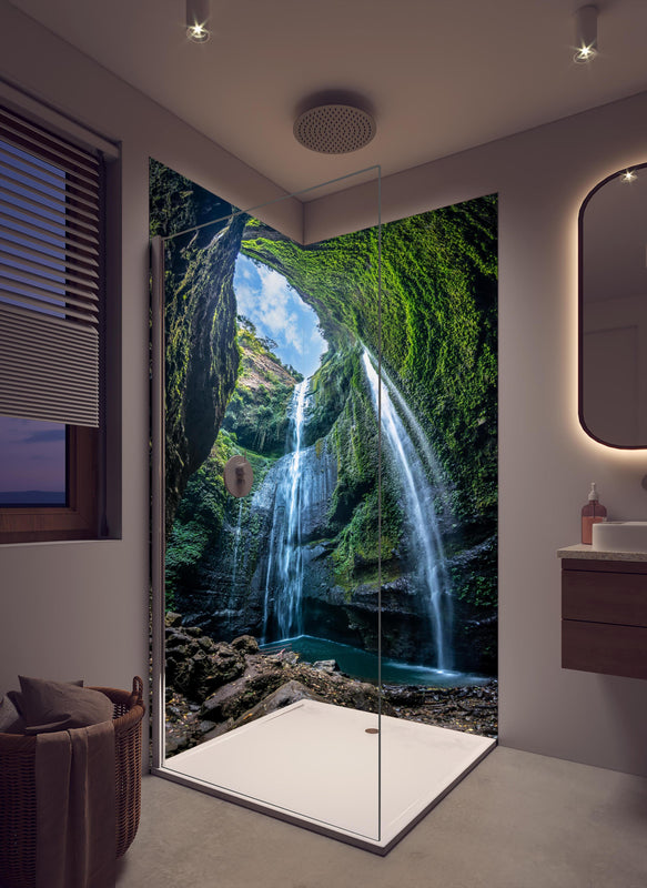 Duschrückwand - Der Madakaripura-Wasserfall in Indonesien in cremefarbenem Badezimmer mit Regenduschkopf
