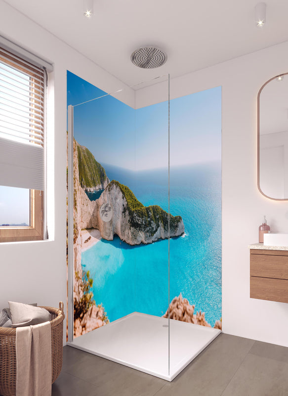 Duschrückwand - Der Strand von Navagio - Griechenland in hellem Badezimmer mit Regenduschkopf  - zweiteilige Eck-Duschrückwand