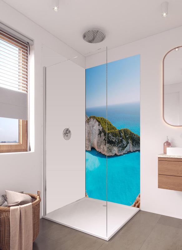 Duschrückwand - Der Strand von Navagio - Griechenland in hellem Badezimmer mit Regenduschkopf - einteilige Duschrückwand
