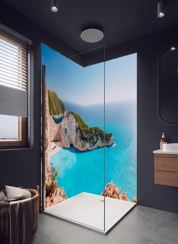 Duschrückwand - Der Strand von Navagio - Griechenland in dunklem Badezimmer mit Regenduschkopf