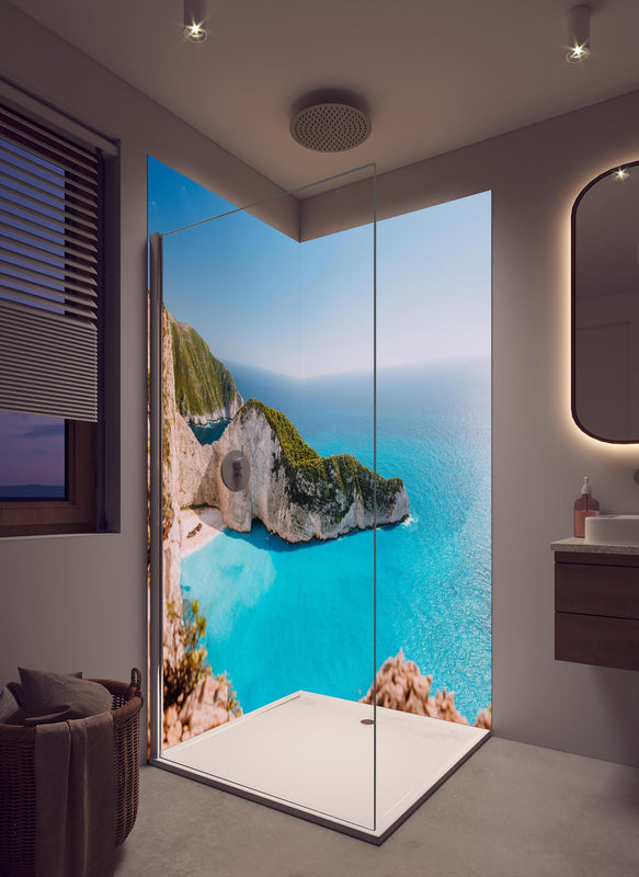 Duschrückwand - Der Strand von Navagio - Griechenland in cremefarbenem Badezimmer mit Regenduschkopf