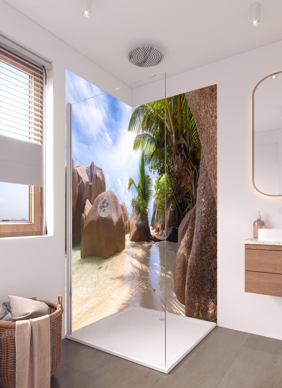 Duschrückwand - Der Traumstrand - Anse Source d Argent in hellem Badezimmer mit Regenduschkopf  - zweiteilige Eck-Duschrückwand