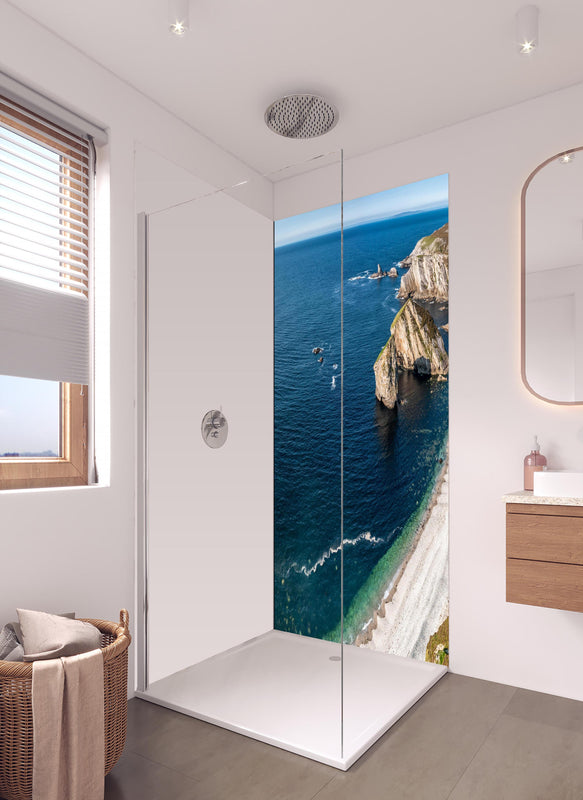 Duschrückwand - Die Bucht Glenlough in hellem Badezimmer mit Regenduschkopf - einteilige Duschrückwand