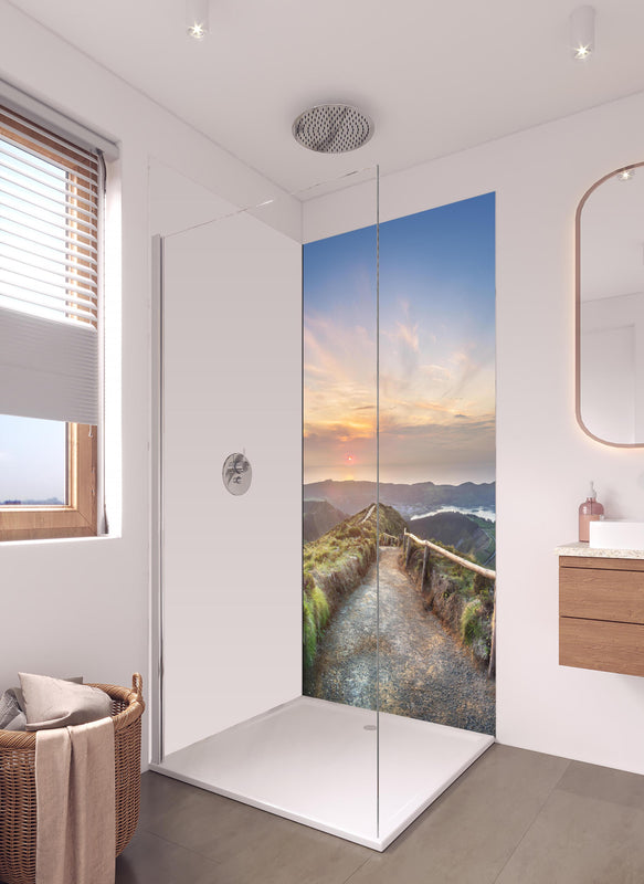 Duschrückwand - Die Insel Sao Miguel und der See Ponta Delgada in hellem Badezimmer mit Regenduschkopf - einteilige Duschrückwand