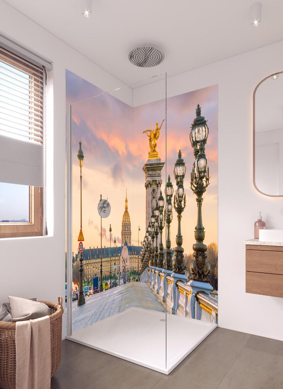 Duschrückwand - Die Pont Alexandre III Brücke über die Seine in Paris in hellem Badezimmer mit Regenduschkopf  - zweiteilige Eck-Duschrückwand
