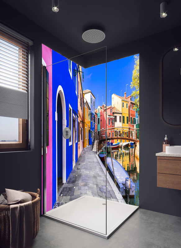 Duschrückwand - Die farbenfrohe Insel Burano in dunklem Badezimmer mit Regenduschkopf