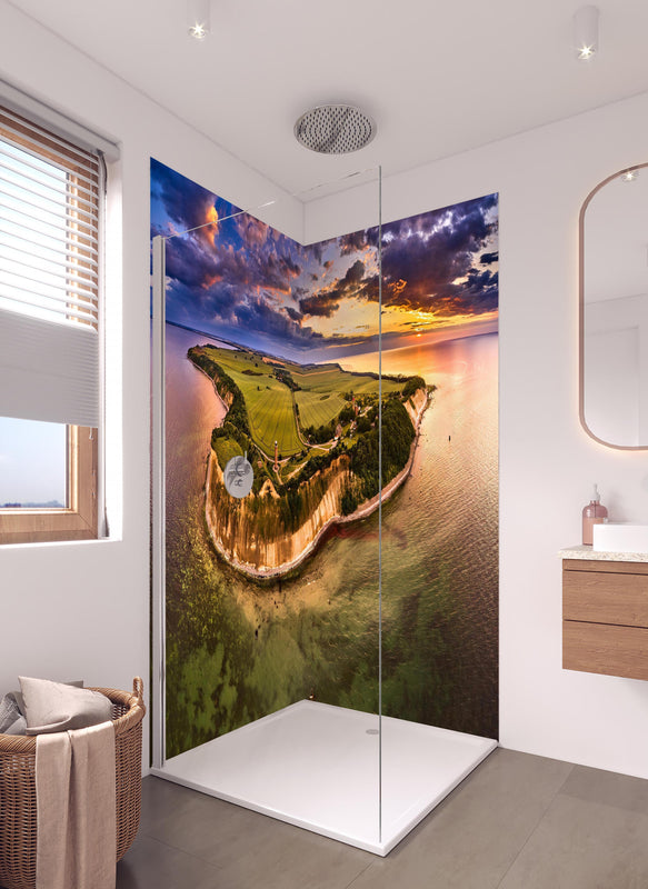 Duschrückwand - Drohnenansicht vom Kap Arkona in hellem Badezimmer mit Regenduschkopf  - zweiteilige Eck-Duschrückwand