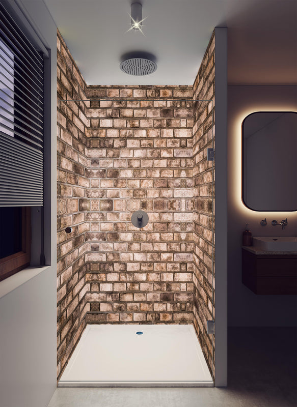Duschrückwand - Dunkelbraune Steinmauer in luxuriöser Dusche mit Regenduschkopf