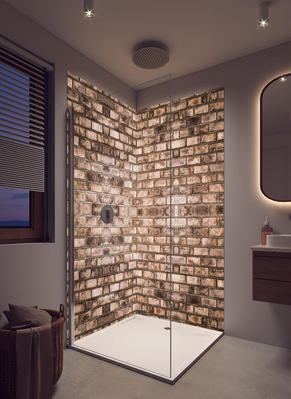 Duschrückwand - Dunkelbraune Steinmauer in cremefarbenem Badezimmer mit Regenduschkopf