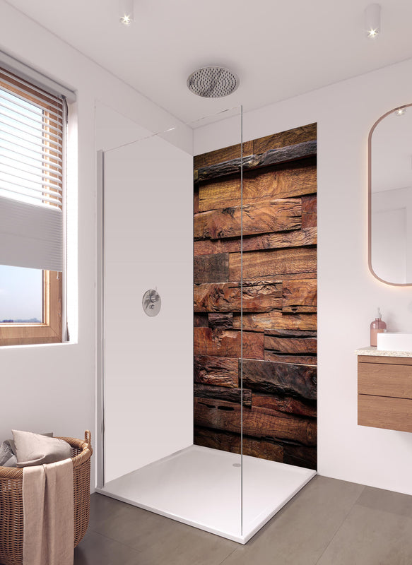 Duschrückwand - Dunkle Holztextur in hellem Badezimmer mit Regenduschkopf - einteilige Duschrückwand