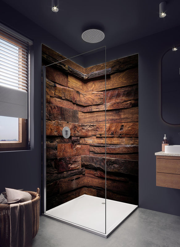 Duschrückwand - Dunkle Holztextur in dunklem Badezimmer mit Regenduschkopf