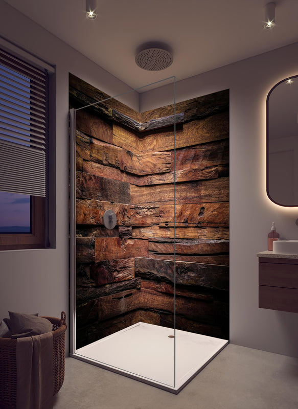Duschrückwand - Dunkle Holztextur in cremefarbenem Badezimmer mit Regenduschkopf