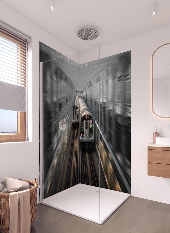 Duschrückwand - Dynamische Aufnahme Zug Brooklyn NY in hellem Badezimmer mit Regenduschkopf  - zweiteilige Eck-Duschrückwand