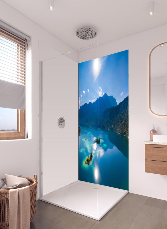 Duschrückwand - Eibsees mit der Zugspitze im Hintergrund in hellem Badezimmer mit Regenduschkopf - einteilige Duschrückwand