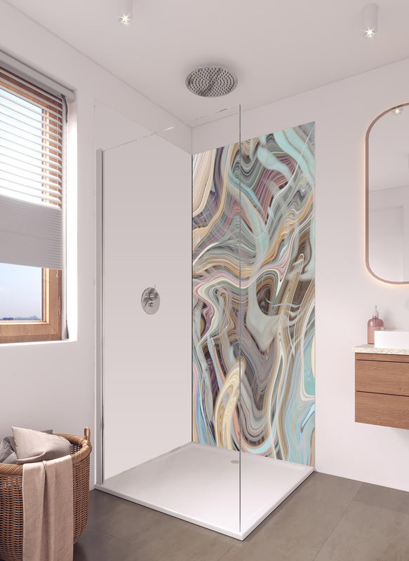 Duschrückwand - Ein Strudel aus Marmor in hellem Badezimmer mit Regenduschkopf - einteilige Duschrückwand