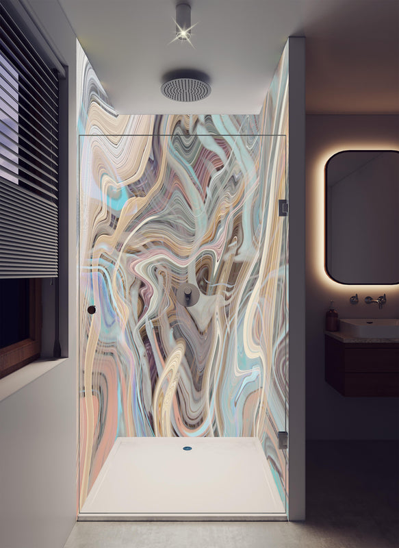 Duschrückwand - Ein Strudel aus Marmor in luxuriöser Dusche mit Regenduschkopf