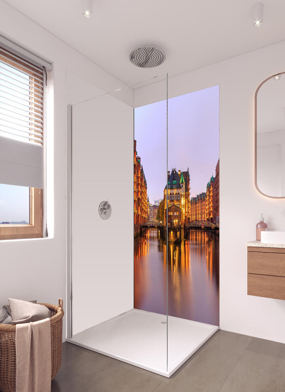 Duschrückwand - Elbe Hamburg im Nacht in hellem Badezimmer mit Regenduschkopf - einteilige Duschrückwand
