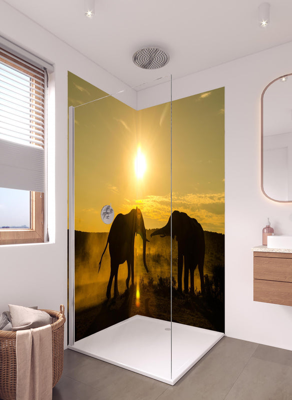 Duschrückwand - Elefanten bei Sonnenuntergang in hellem Badezimmer mit Regenduschkopf  - zweiteilige Eck-Duschrückwand