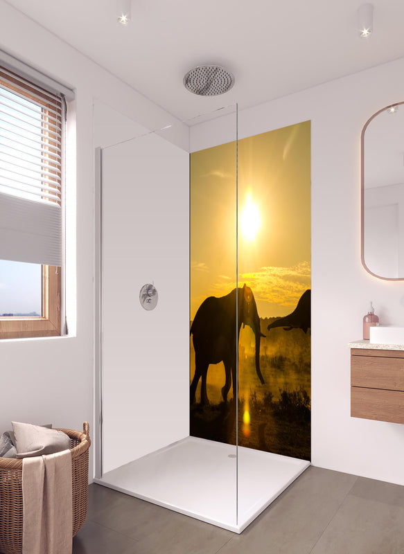 Duschrückwand - Elefanten bei Sonnenuntergang in hellem Badezimmer mit Regenduschkopf - einteilige Duschrückwand