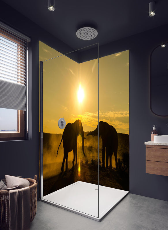 Duschrückwand - Elefanten bei Sonnenuntergang in dunklem Badezimmer mit Regenduschkopf