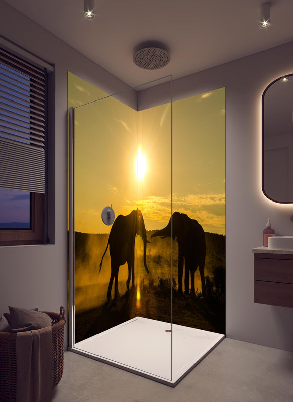 Duschrückwand - Elefanten bei Sonnenuntergang in cremefarbenem Badezimmer mit Regenduschkopf