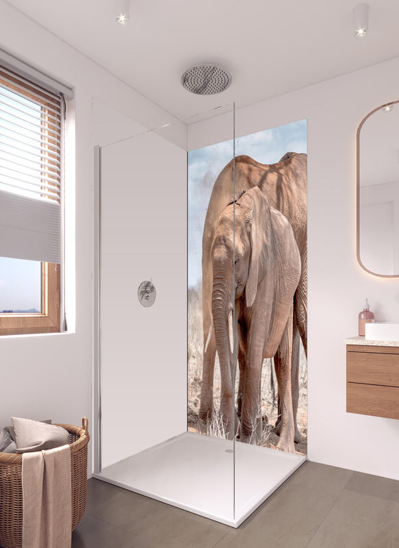 Duschrückwand - Elefanten von Tsavo in hellem Badezimmer mit Regenduschkopf - einteilige Duschrückwand